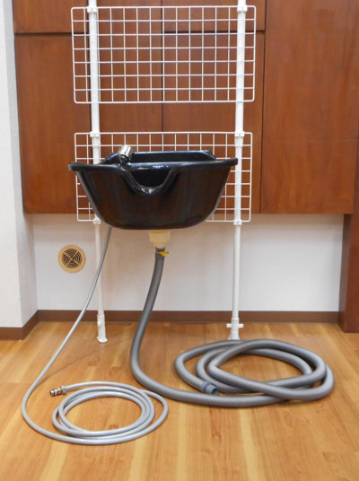マンションサロン・自宅サロン専用シャンプーボールハート型突っ張り棒に取り付けた例