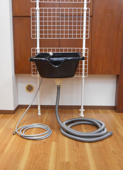 マンションサロン・自宅サロン専用シャンプーボール四角型突っ張り棒に取り付けた例