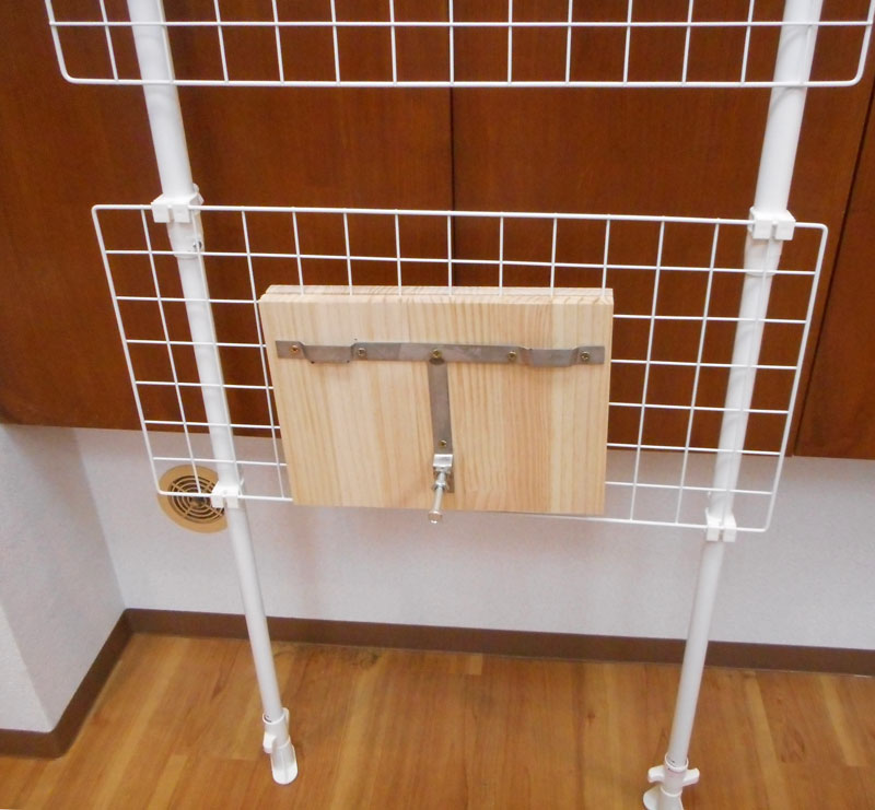 マンションサロン・自宅サロン専用シャンプーボール金具を突っ張り棒に付けた時